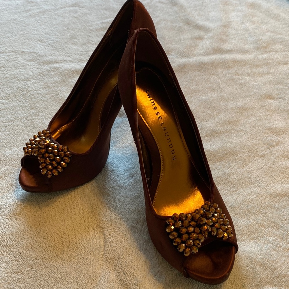 Brown w/beaded Bow, Chinese Laundry, peep toe, platform, sz 71/2, Satin shoes